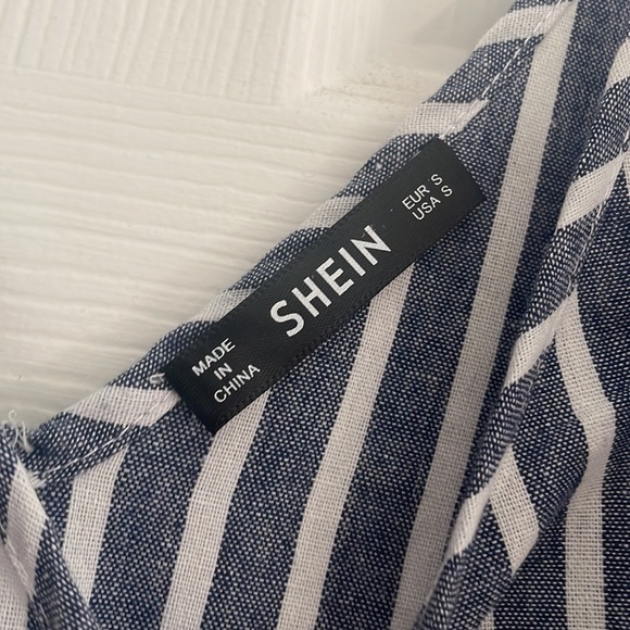 💚SALE💚
Striped top w/ brown buttons💙 - Picture 3 of 3